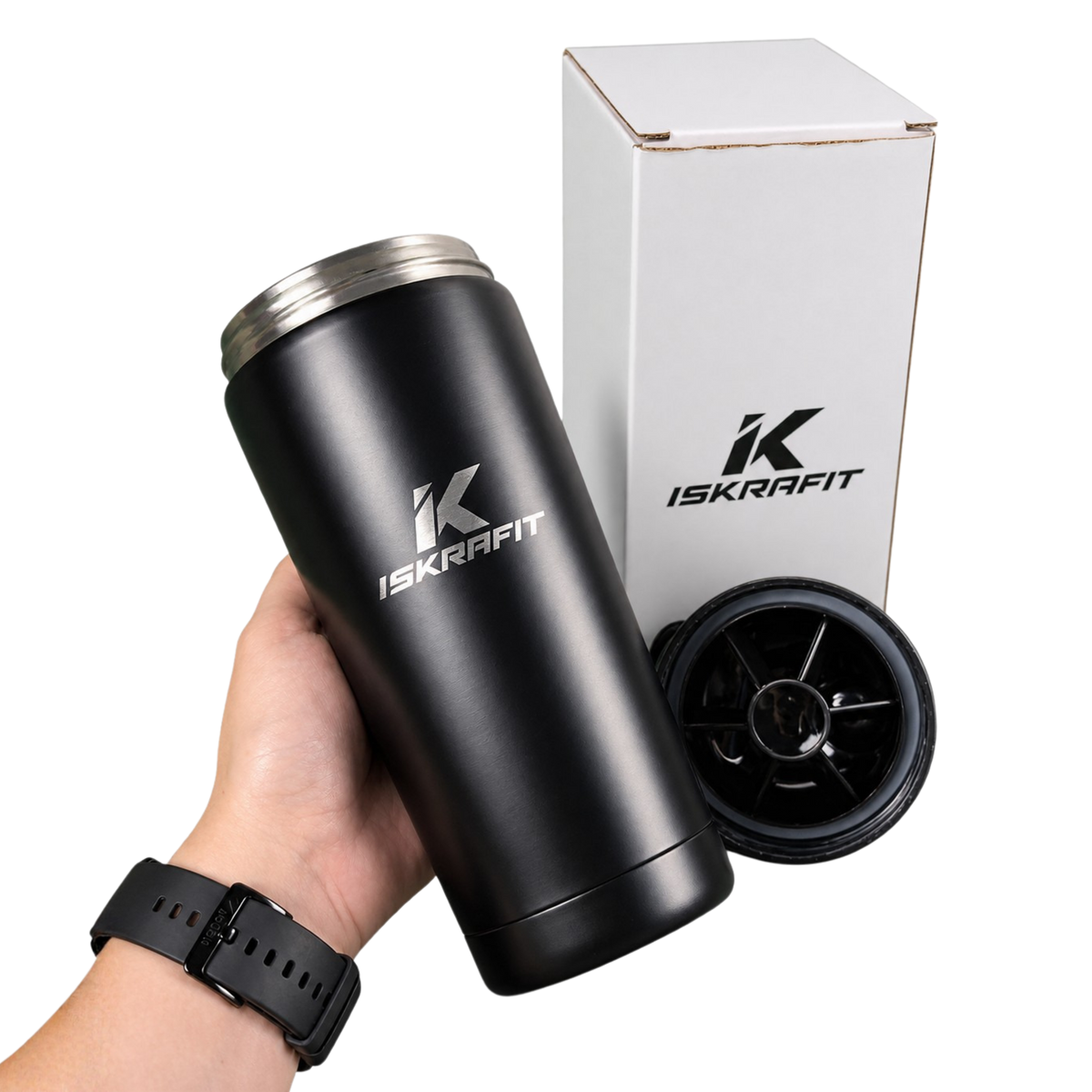 Shaker térmico negro ISKRAFIT sostenido en la mano junto a su tapa y caja