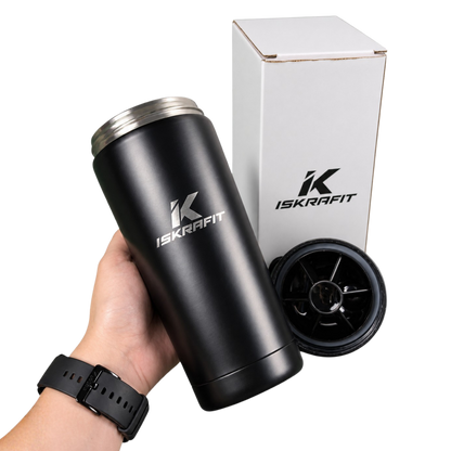 Shaker térmico negro ISKRAFIT sostenido en la mano junto a su tapa y caja